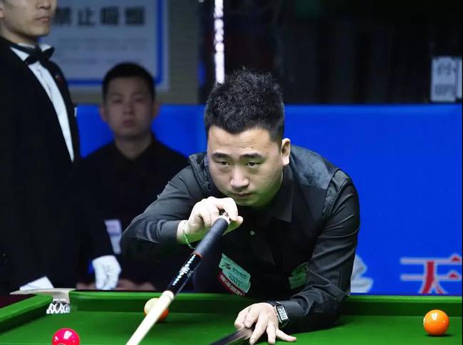 聚光灯下 聚光灯下